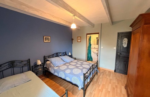 Castelnau-Pegayrols Bed & Breakfast | Bed and Breakfast 'Chambre La Bleuet' with Mountain View, Shared Pool and Wi-Fi