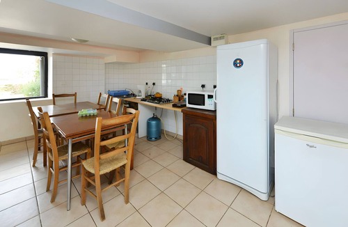 Castelnau-Pegayrols Bed & Breakfast | Bed and Breakfast 'Chambre La Bleuet' with Mountain View, Shared Pool and Wi-Fi