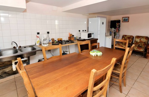 Castelnau-Pegayrols Bed & Breakfast | Bed and Breakfast 'Chambre La Bleuet' with Mountain View, Shared Pool and Wi-Fi