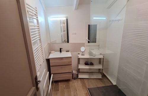 La Motte-dʼAigues Bed & Breakfast | Bed and Breakfast 'Chambre Chez Thibaut Et Sophie' with Mountain View, Shared Terrace and Wi-Fi
