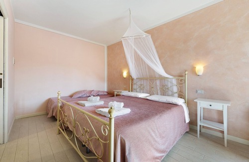 Pulciano Bed & Breakfast | Bed and Breakfast 'Giardini Di Corte - Superior' with Lake View, Wi-Fi and Air Conditioning