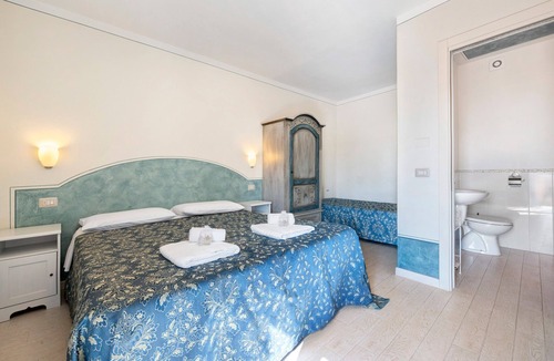 Gaino Bed & Breakfast | Bed and Breakfast 'Giardini Di Corte - Standard' with Lake View, Wi-Fi and Air Conditioning