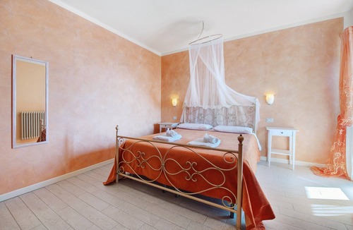Pulciano Bed & Breakfast | Bed and Breakfast 'Giardini Di Corte - Dalia' with Lake View, Wi-Fi and Air Conditioning