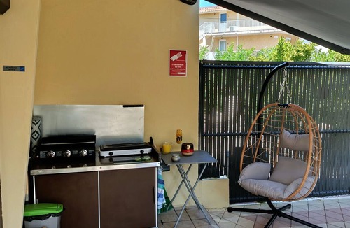 Marseillan Plage Bed & Breakfast | Bed and Breakfast 'Le Havre De Paix' with Private Terrace, Wi-Fi and Air Conditioning