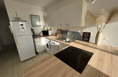 Saint-Pierre-la-Mer Apartment | bedroom facing the sea