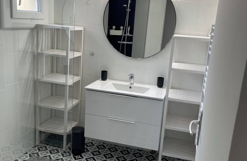 Faubourg Apartment | Bel Appartement Cosy Proche de la Maison Carrée, Idéal Pour une Famille