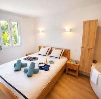 Giens Apartment | BERGERIE PLAGE Piscine, Clim, Balnéo & Terrasse