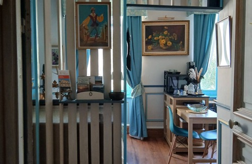 Pont-de-Larn Apartment | Bleu Cosaan: a unique art and memory studio that resembles a theater set.