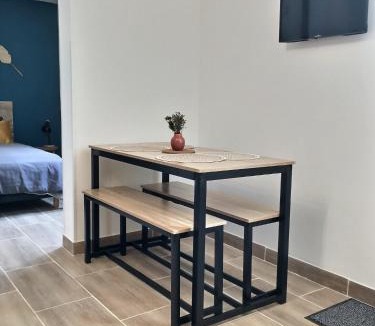 Istres Apartment | Bleu Lavande - Coquet appartement ambiance village