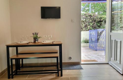 Istres Apartment | Bleu Lavande - Coquet appartement ambiance village