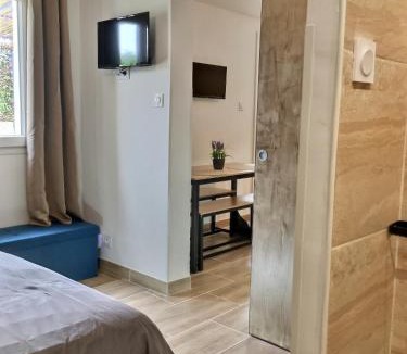 Istres Apartment | Bleu Lavande - Coquet appartement ambiance village