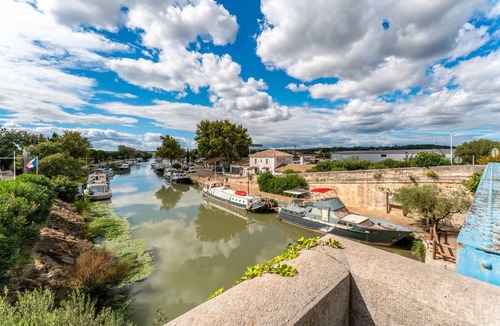 Bellegarde Boat Rental | Boat 'Penichette Odyssey Croisieres' with Lake View, Private Terrace and Air Conditioning
