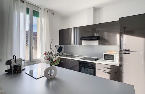 Senas Apartment | Bright 100m2 apartment in Provence with terrace