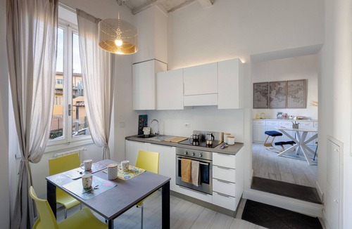 Duomo Apartment | Bright Apartment a few steps from Duomo and Train Station. Wifi, A/C, W&D