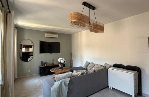 Pelissanne Apartment | Bright apartment in the heart of Pélissanne