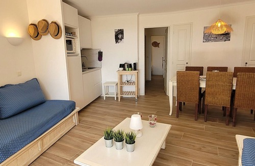 Les Restanques Apartment | Bright apartment with garden and sea view