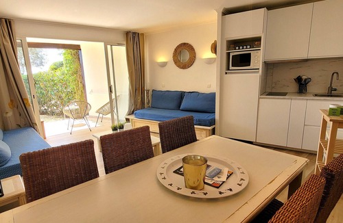 Les Restanques Apartment | Bright apartment with garden and sea view