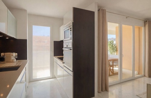 Carnot Apartment | Bright Apartment with Terrace, 5' from downtown