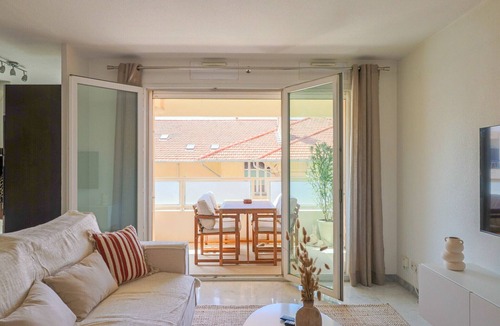 Carnot Apartment | Bright Apartment with Terrace, 5' from downtown