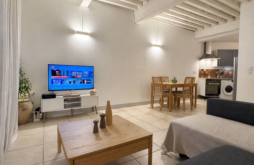 Nimes City Centre Apartment | Bright Nîmes Center Flat with Terrace