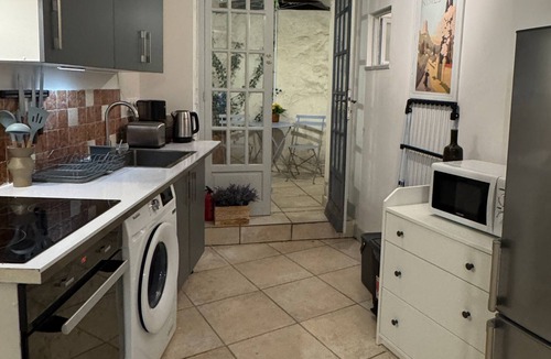 Nimes City Centre Apartment | Bright Nîmes Center Flat with Terrace