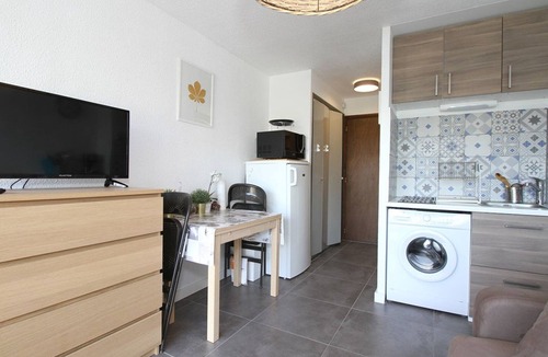 Balaruc-les-Bains Apartment | Bright Studio with Terrace, Near Shops and Thermal Baths