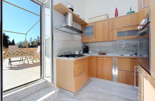 Quartiere III Pinciano Apartment | Bruno Buozzi, Beautiful 2br Apt With Terrace By Halldis