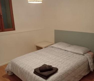 La Crau Apartment | BudgetBnb au centre de la Moutonne