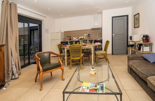 Beziers City Centre Apartment | Côté Cour-T3 (80m2) duplex -Terrace-Optional garage- Meublé de tourisme* (furnished holiday home)