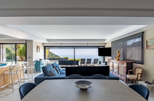 Villefranche-sur-Mer Ski Chalet | Californian hillside villa with sea view