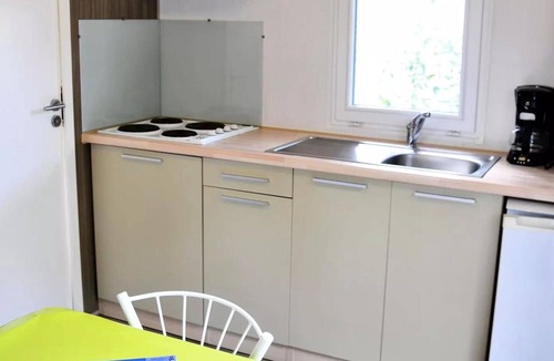 Castelnau-de-Guers House | Campsite Residential La Pinède * - Corsaire CONFORT -1 bedroom 20m2- *Clim, terrace, TV* 2 persons