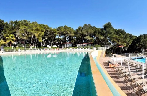 Castelnau-de-Guers House | Campsite Residential La Pinède * - Corsaire CONFORT -1 bedroom 20m2- *Clim, terrace, TV* 2 persons