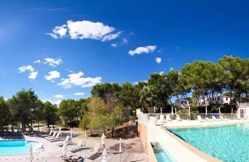 Castelnau-de-Guers House | Campsite Residential La Pinède * - Oceane COMFORT -2 bedrooms 27m2- *Clim, terrace, TV* 4 persons