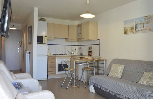 Cap d'Agde Apartment | Cap d'Agde: 2-room apt, cabin, sleeps 6, near beach, loggia, parking