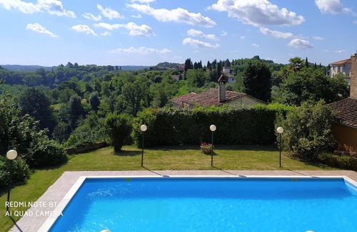 Marti House | CASA DANTE Independent farmhouse, private garden fenced, swimming pool for exclusive use.