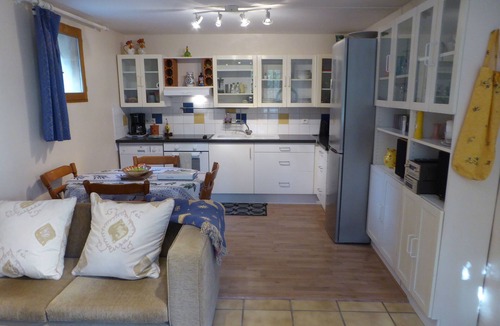 Rognonas Cottage | "Casa Dora" - sleeps 4, 2bed 2bath self catering Apartment heart of Provence