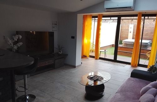 Entraigues-sur-la-Sorgue House | CASA LOVA Jacuzzi, whirlpool bath. Romantic setting Escape and relaxation ❤️