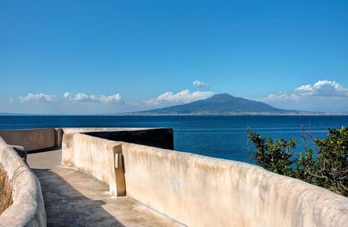 Vico Equense Apartment | CASA ROSADA - Spectacular Waterfront Villa with Pool and View of Mount Vesuvius