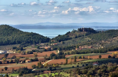 Agello Apartment | Casa Vista Lago - Lake View & Garden - ItalyWeGo