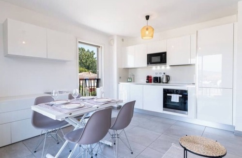Saint-Tropez City Centre Apartment | Casita 4 - Appartement with swimming pool, gym & parking