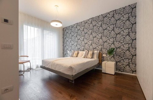 Como Apartment | Central 2BR Apartment – Private Parking – Long Term Welcome