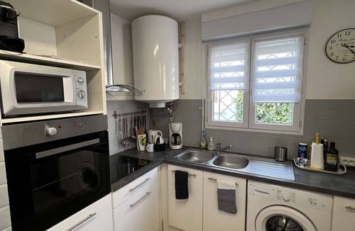 Valras-Plage House | Central House with Terrace, Sleeps 6, Close to Beach and Shops