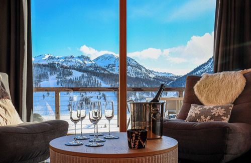 Montgenevre Ski Chalet | Chalet Cerf Blanc - 6 bedrooms - ideal 10 to 16 people - skilockers on slopes