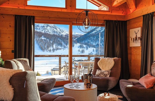 Montgenevre Ski Chalet | Chalet Cerf Blanc - 6 bedrooms - ideal 10 to 16 people - skilockers on slopes