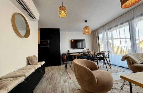 Risoul Ski Chalet | Chalet du Cerf Blanc Risoul 1850 New, bay window on terrace, 200m from the slopes