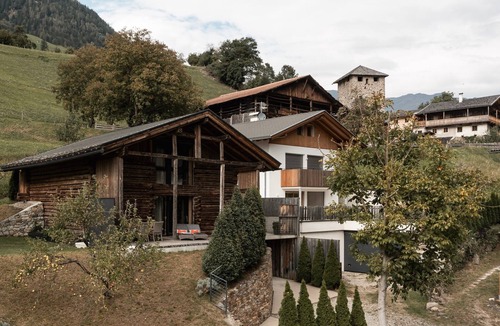 San Leonardo in Passiria Ski Chalet | Chalet 'Ferienhaus Im Stadl' with Mountain Views, Private Terrace and Wi-Fi