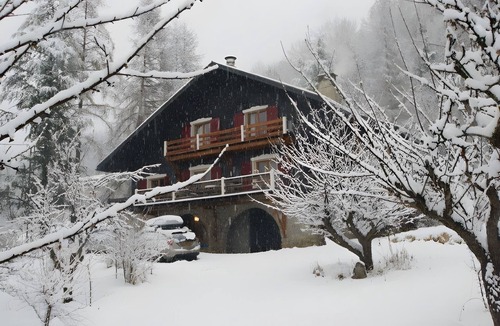 Colmars House | Chalet La Coste – French Alps- with Mountain Views, Private Terrace and Wi-Fi