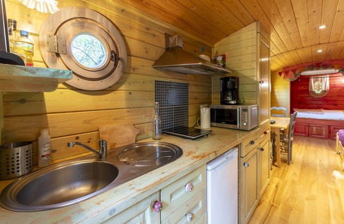 St.-Remy-de-Provence Ski Chalet | Chalet "Mas La Pauline Roulotte Bohême" with Shared Pool, Private Terrace & Wi-Fi