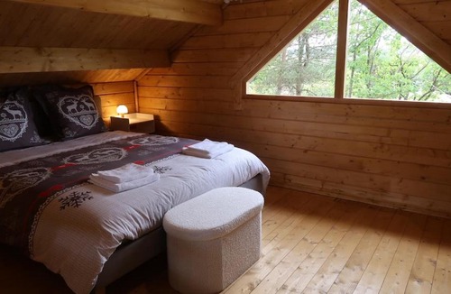 Cereste Ski Chalet | Chalet sous les pins classé 3 étoiles idéal pour 2, possible pour 4