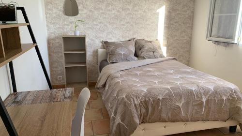 Chateau-Arnoux-Saint-Auban House | Chambre et salon 4 personnes, salle de bains et WC privés -sans cuisine- dans maison provençale chez l'habitant
